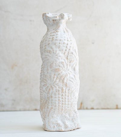 Авторская ваза ручной работы абстрактной формы, покрытая белой глазурью