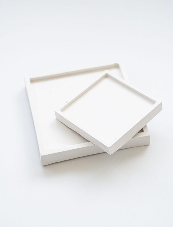 Пара мінімалістичних білих квадратних підносів-органайзерів для зберігання дрібничок, косметики, свічок та декору інтер'єру, набір з двох декоративних підставок