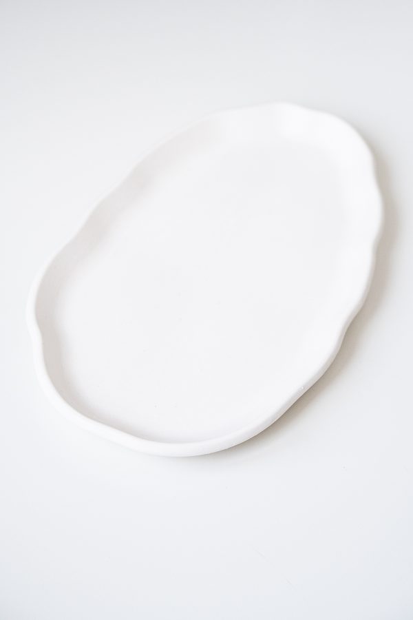 білий асиметричний піднос, який можна використовувати у якості декору в інтер’єрі вашої вітальні, або для фото в Instagram