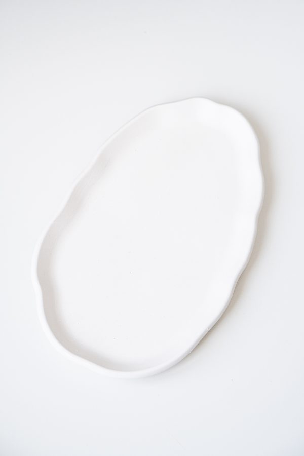 білий асиметричний піднос, який можна використовувати у якості декору в інтер’єрі вашої вітальні, або для фото в Instagram