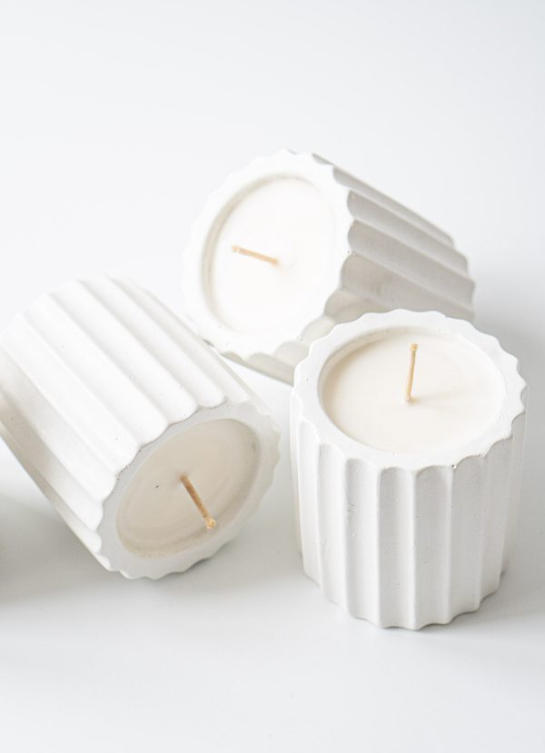 Ароматична соєва свічка у фігурному підсвічнику з білого бетону. Елегантна арома-свічка з квітковим ароматом конвалії та гарденії