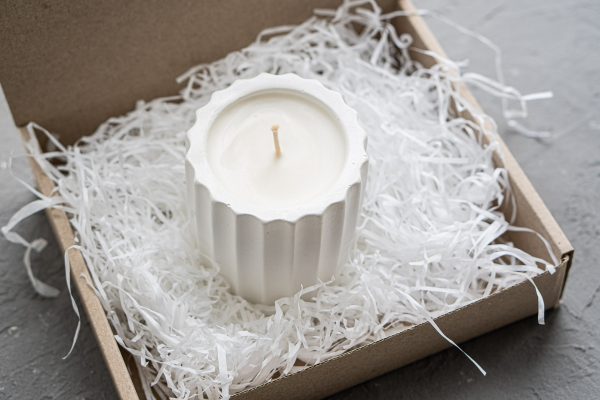 Ароматична соєва свічка у фігурному підсвічнику з білого бетону. Елегантна арома-свічка з квітковим ароматом конвалії та гарденії