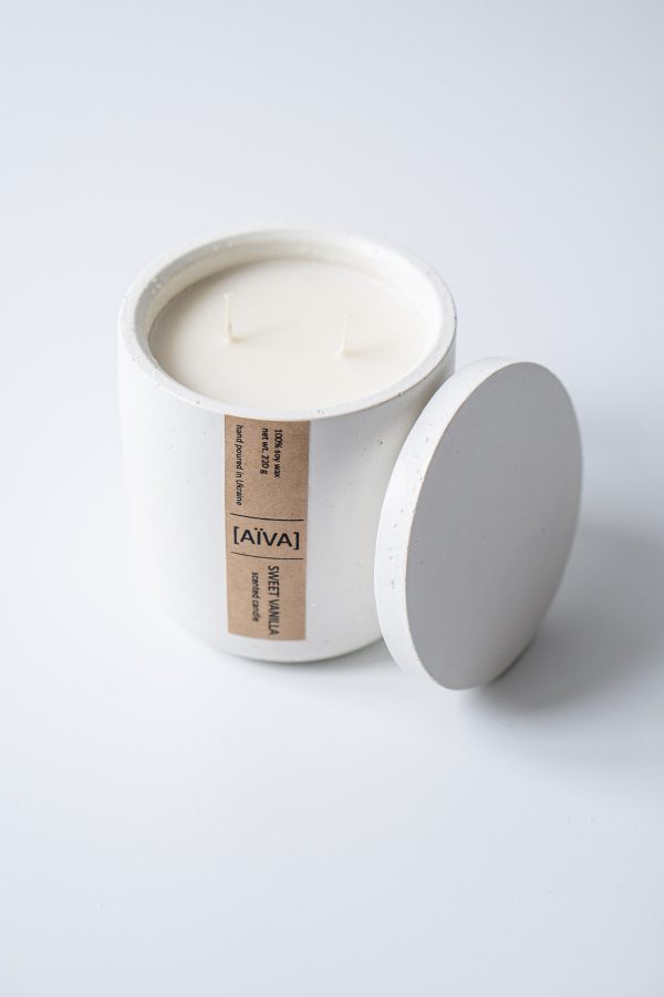 Соєва свічка в бетонному підсвічнику з кришкою Sweet Vanilla з ароматом ванілі