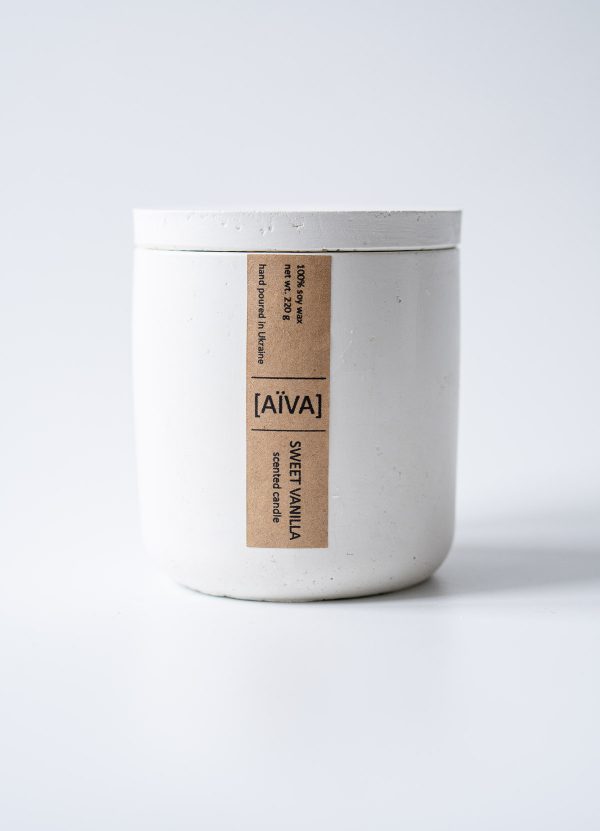Соєва свічка в бетонному підсвічнику з кришкою Sweet Vanilla з ароматом ванілі