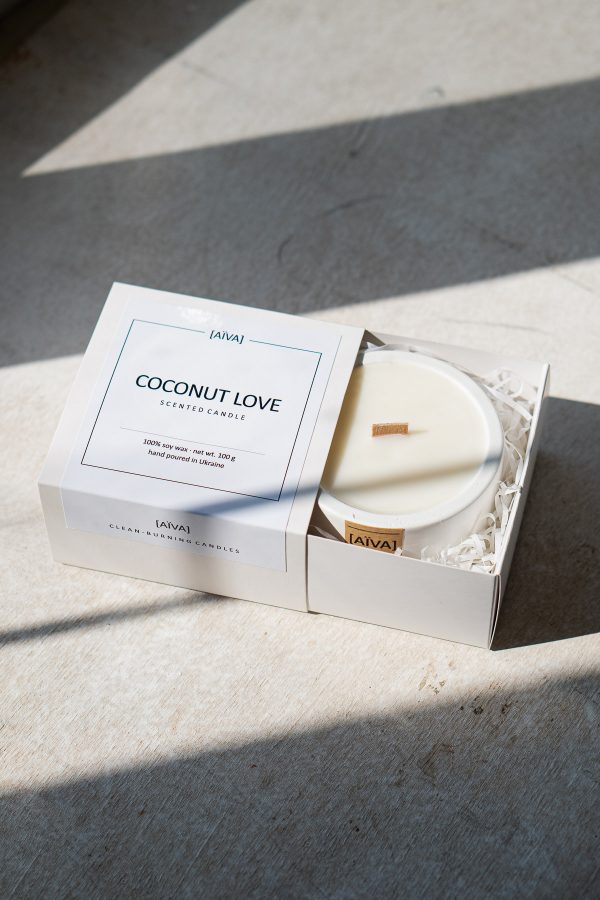 Елегантна мінімалістична свічка в білому бетонному підсвічнику, соєва свічка з дерев'яним фітілем з ароматом кокосового десерту
