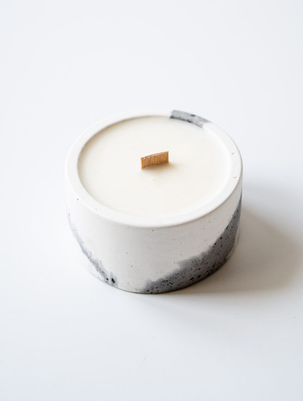 Мінімалістична свічка в чорно-білому бетонному підсвічнику, соєва свічка з дерев'яним фітілем з ароматом зеленого бамбуку