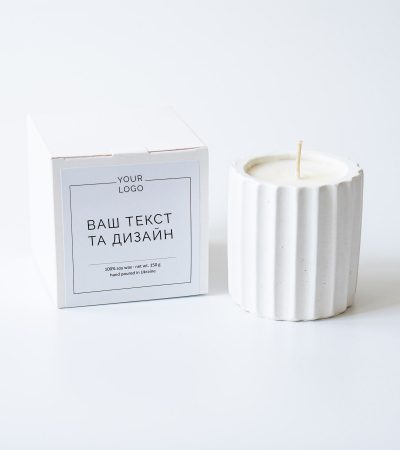Елегантна біла свічка в бетонному підсвічнику в формі фрагменту римської колони в коробці з вашим лого