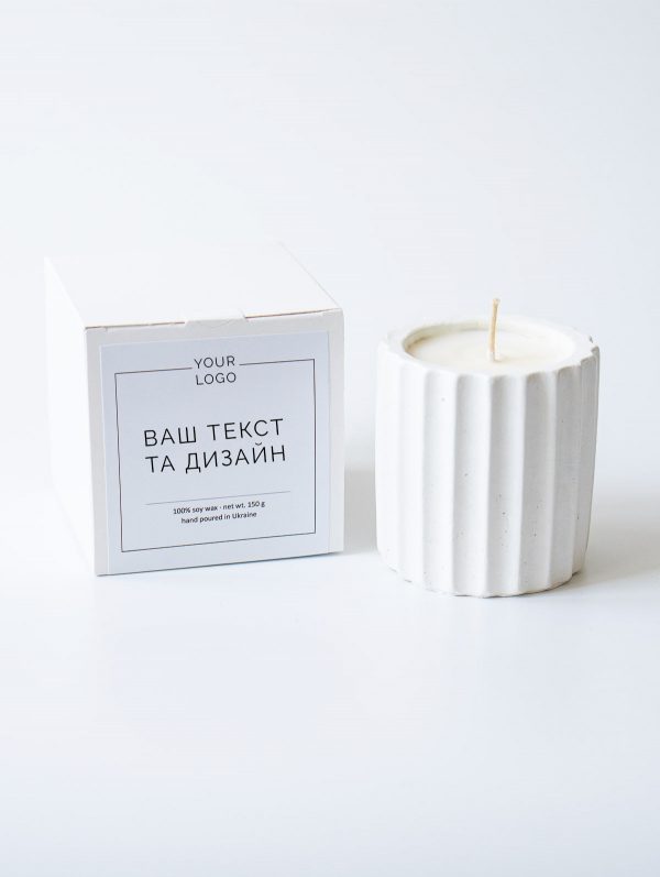 Елегантна біла свічка в бетонному підсвічнику в формі фрагменту римської колони в коробці з вашим лого