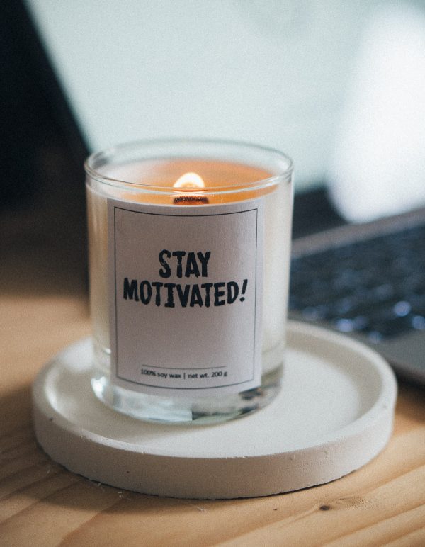 Ароматична свічка-мотиватор з написом, ароматом та фітілем на ваш вибір