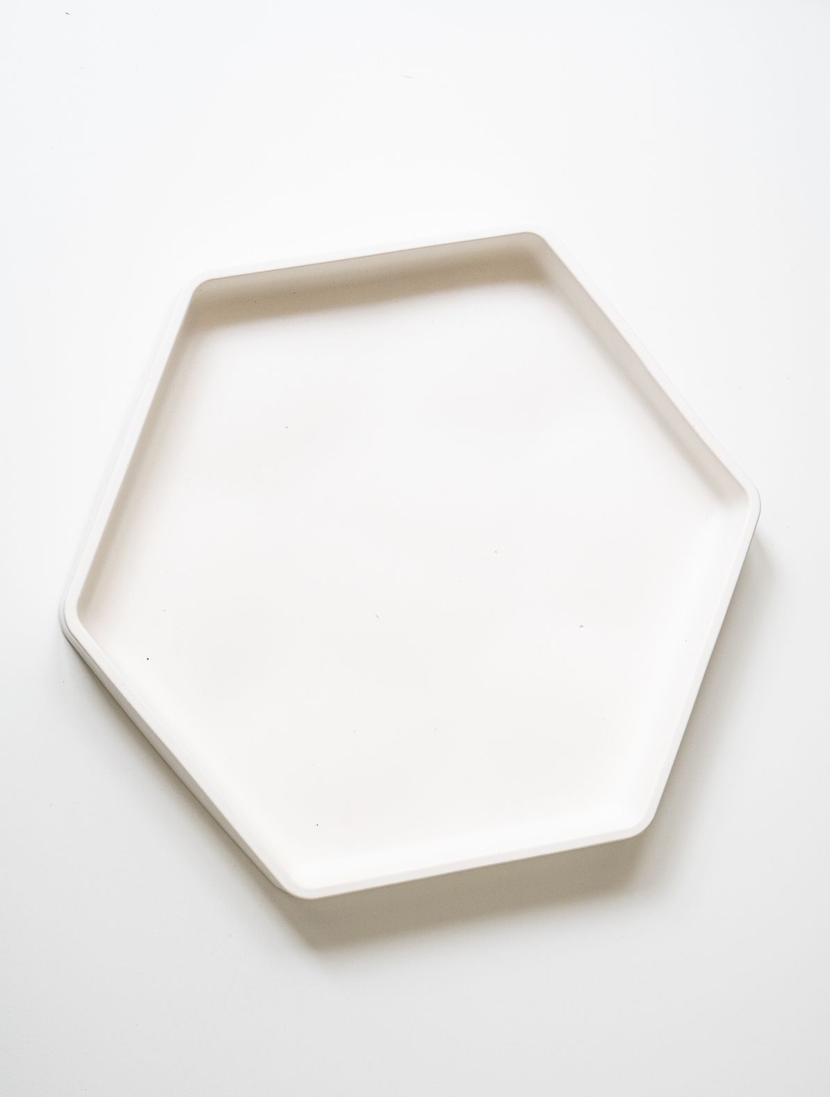 Елегантний білий шестикутний піднос для декору, мінімалістичний декоративний піднос-сота