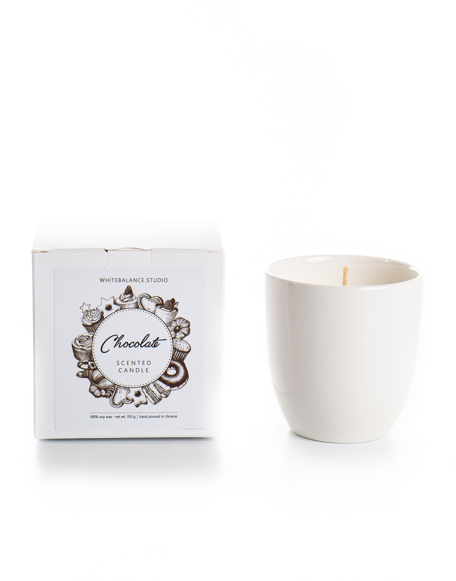 Соєва свічка з ароматом шоколаду в білому керамічному підсвічнику з коробкою