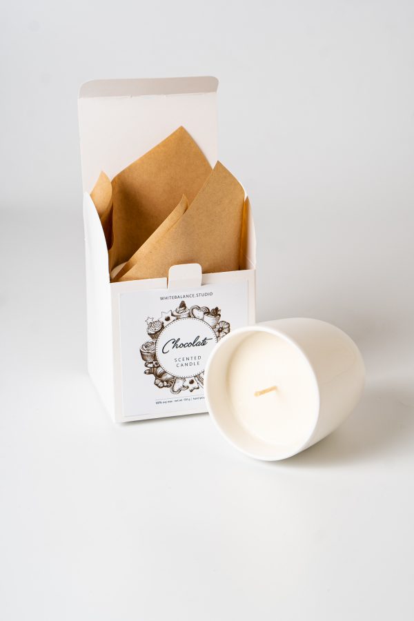 Соєва свічка з ароматом шоколаду в білому керамічному підсвічнику з коробкою
