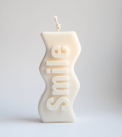 Натуральна соєва свічка з написом Smile, ароматизована або без запаху, на ваш вибір. Висока формова свічка ручної роботи з бавовняним ґнотом